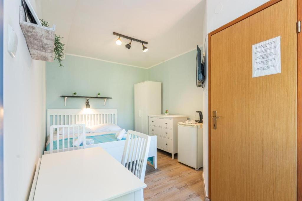 Rooms & Studio Apartments By The Way バスカ エクステリア 写真